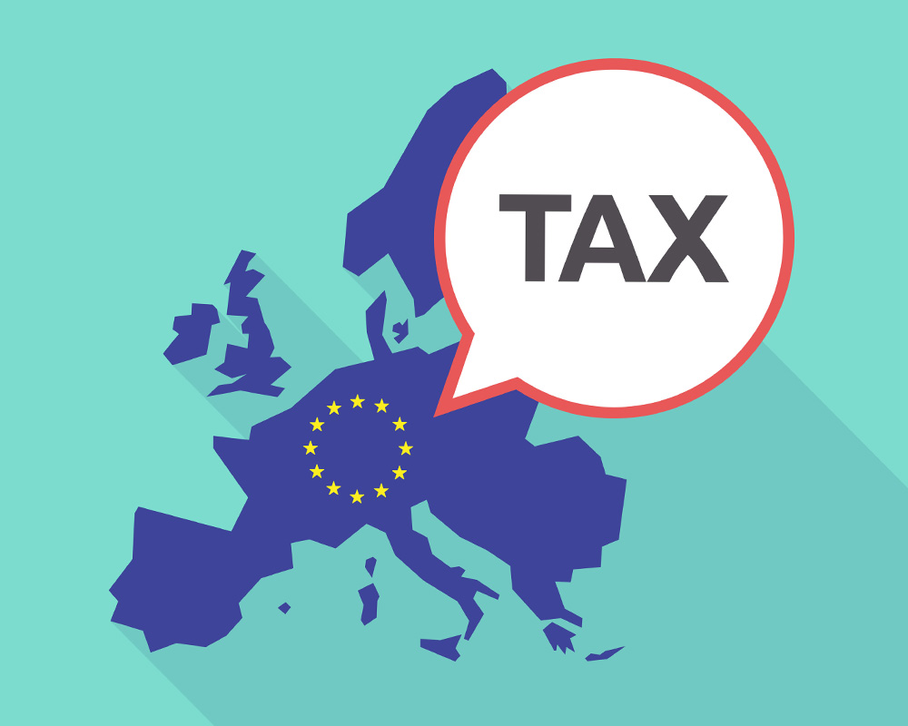 Auf eine dunkelblaue Europakarte, zeigt ein auffälliges Tax-Icon.